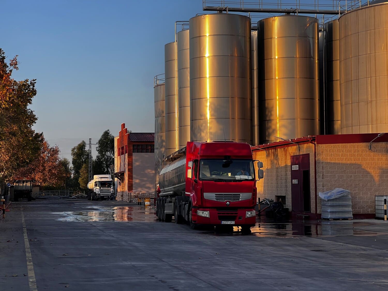 Camión cisterna en la empresa